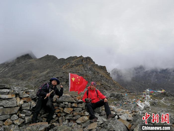图为徐波与同事在珠峰东坡考察 叶法志 摄