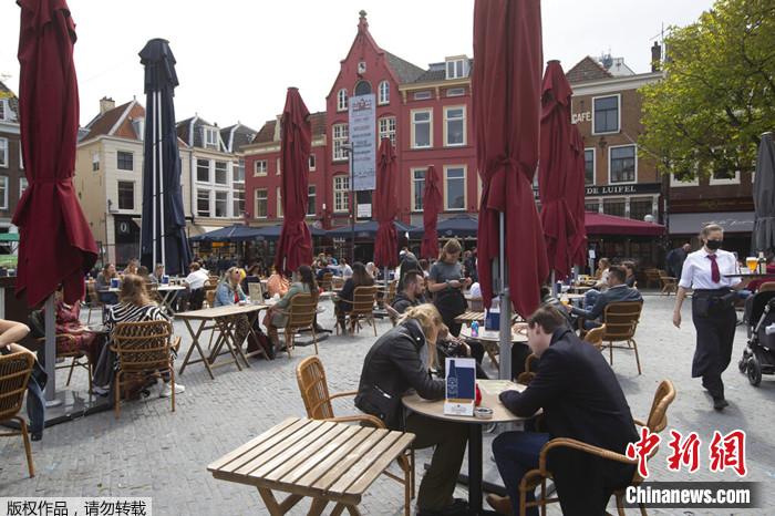 资料图：荷兰民众在一家咖啡厅消费。
