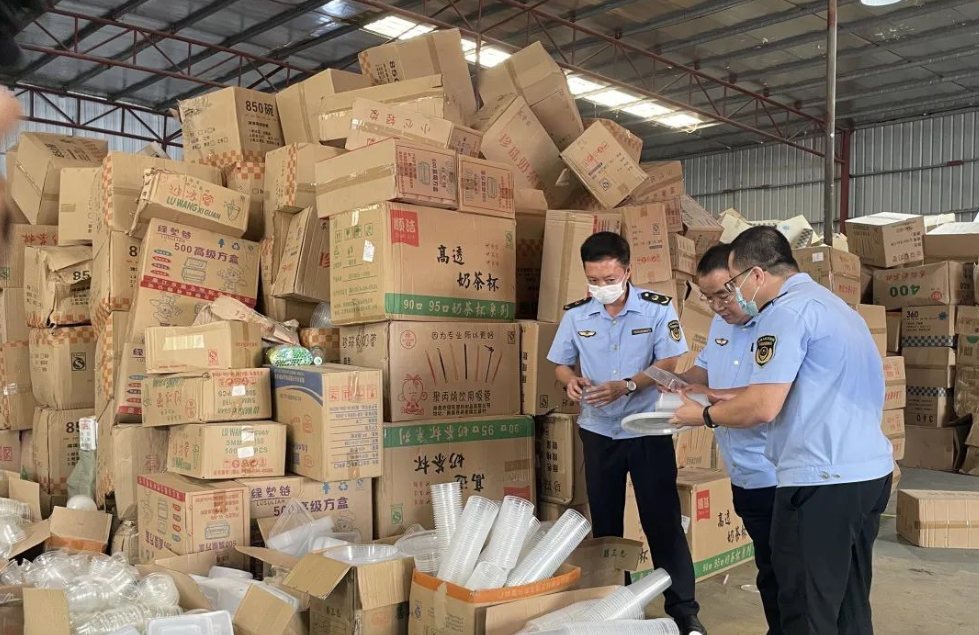 海口市市场监管局依法公开销毁没收的一次性不可降解塑料制品17918箱