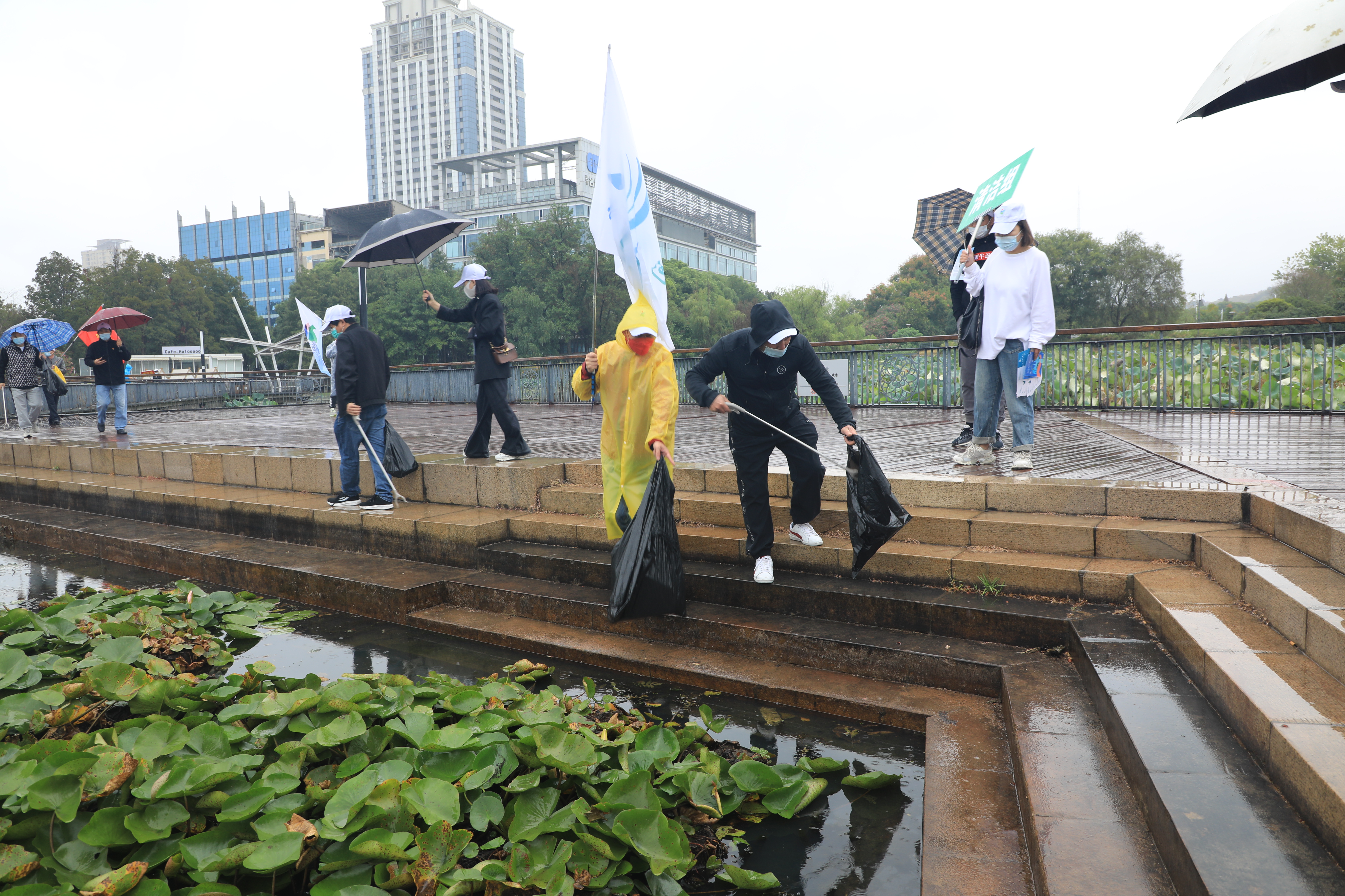 3.志愿者们沿湖捡拾垃圾  黄有刚摄.jpg