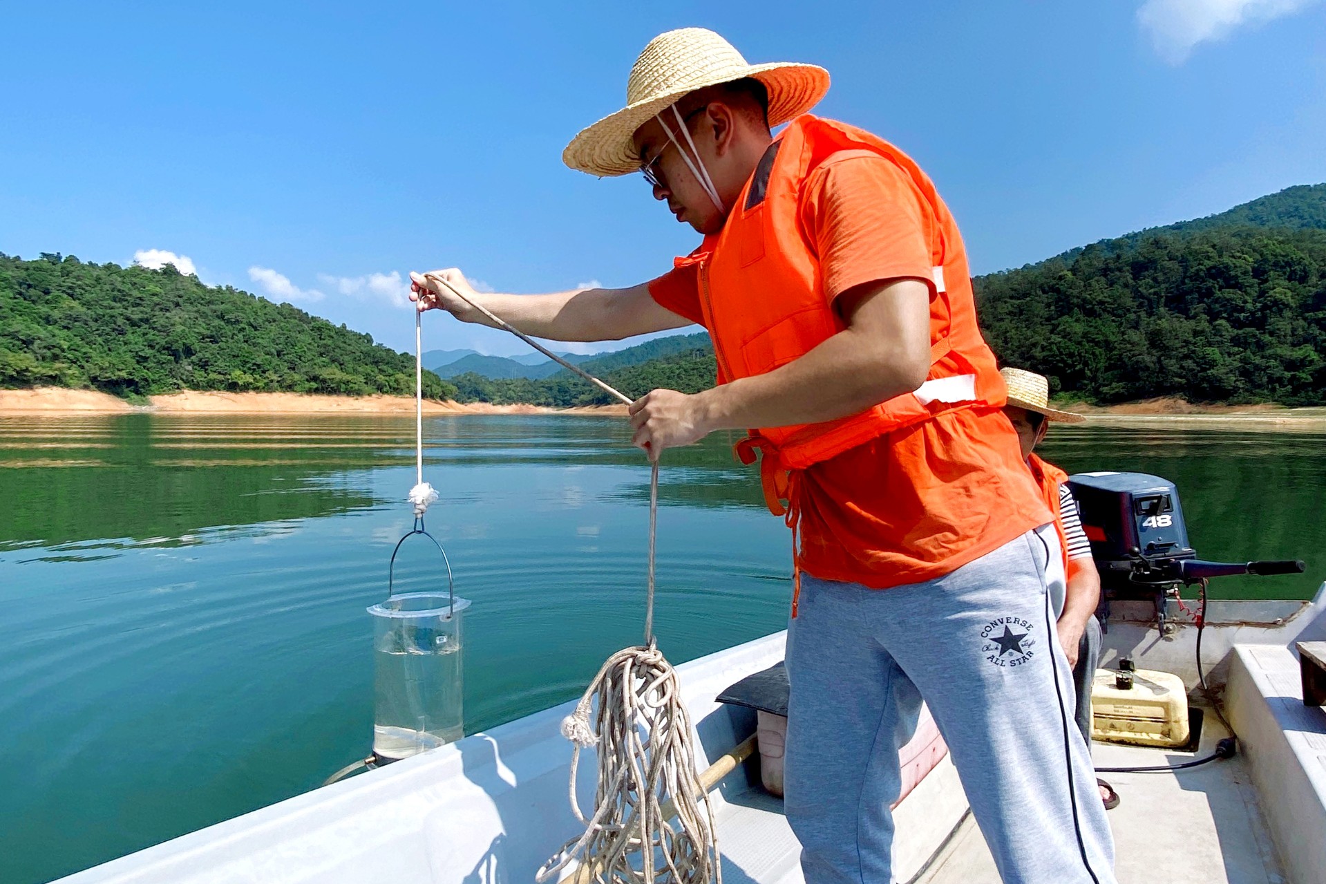 2021-09-27 市生态环境部门“把脉”河湖健康。图为监测人员对新兴县合河水库采样监测。.jpg