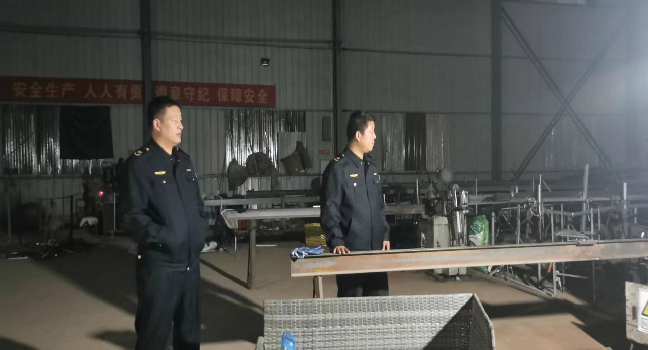 河南新蔡分局采取突击检查方式，对重点企业开展噪声夜查、监测活动