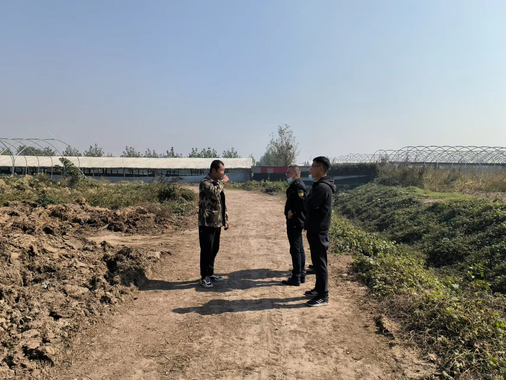 西平分局执法人员快速反应果断处置了一起群众举报养殖污染信访事件