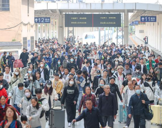 资料图：江西南昌站，众多旅客到站。　刘力鑫 摄