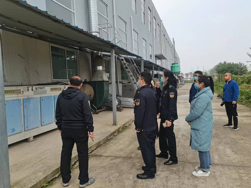 强化源头防控，深化污染治理，严格执法监管