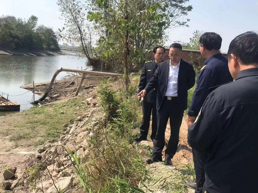 湖北黄梅生态环境分局现场督办长江入河排污口溯源排查整治销号落实工作