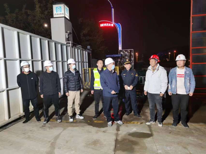 泉城维护夜间空气质量 三支夜查小队“偶遇”在一起