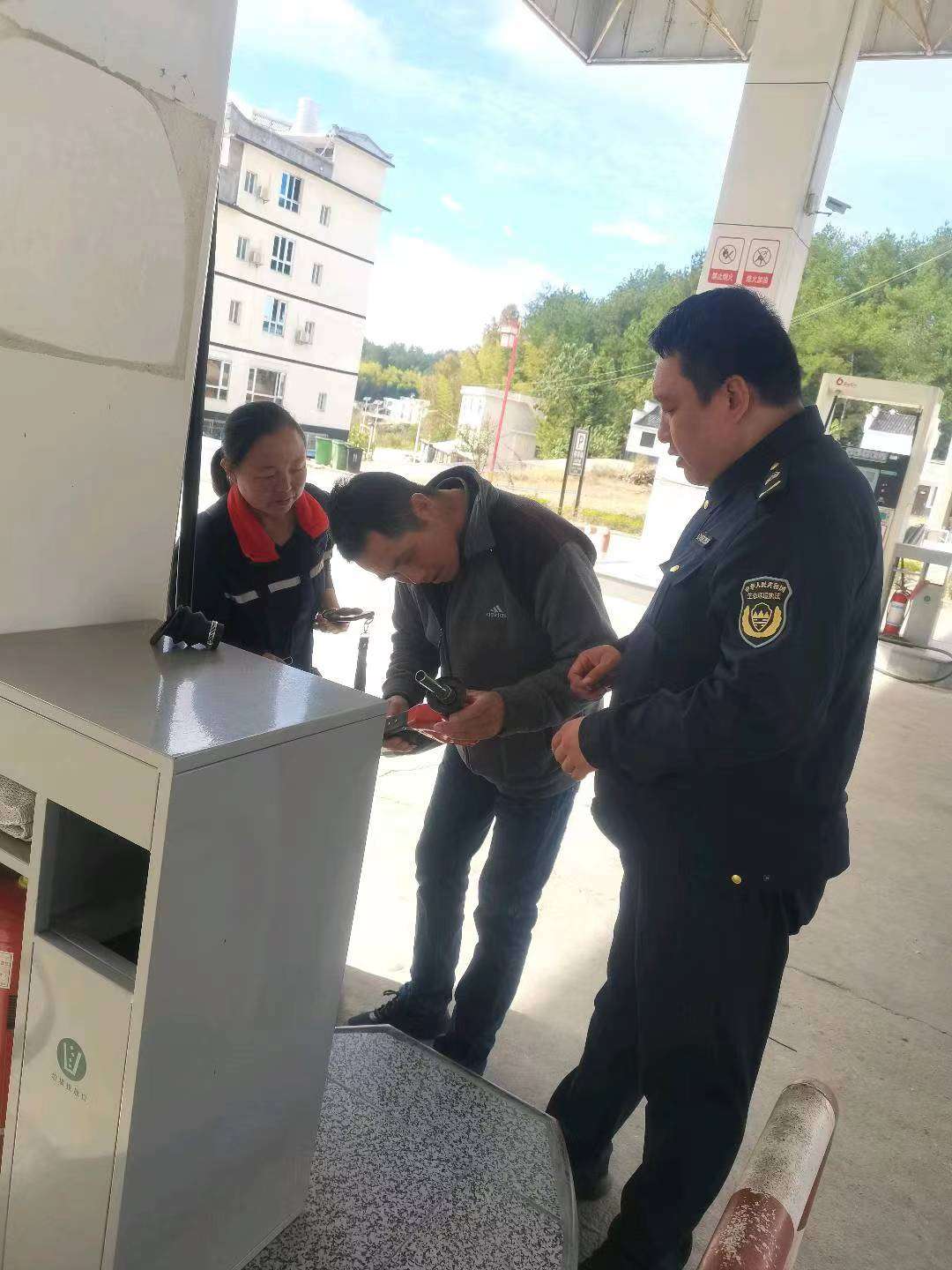 湖北罗田对城区12家加油站油开展常态化的日常监管