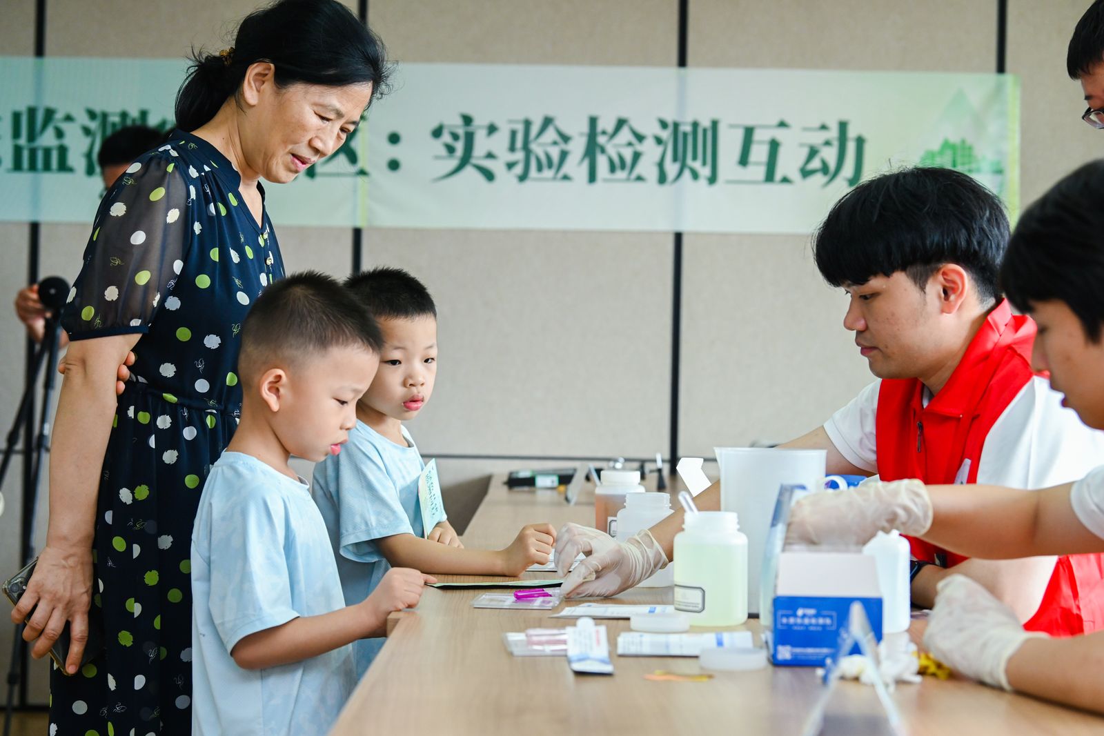 深圳市举办“绿色共建 监测同行”七一主题党建活动，引领“公园＋商圈”高质量发展3