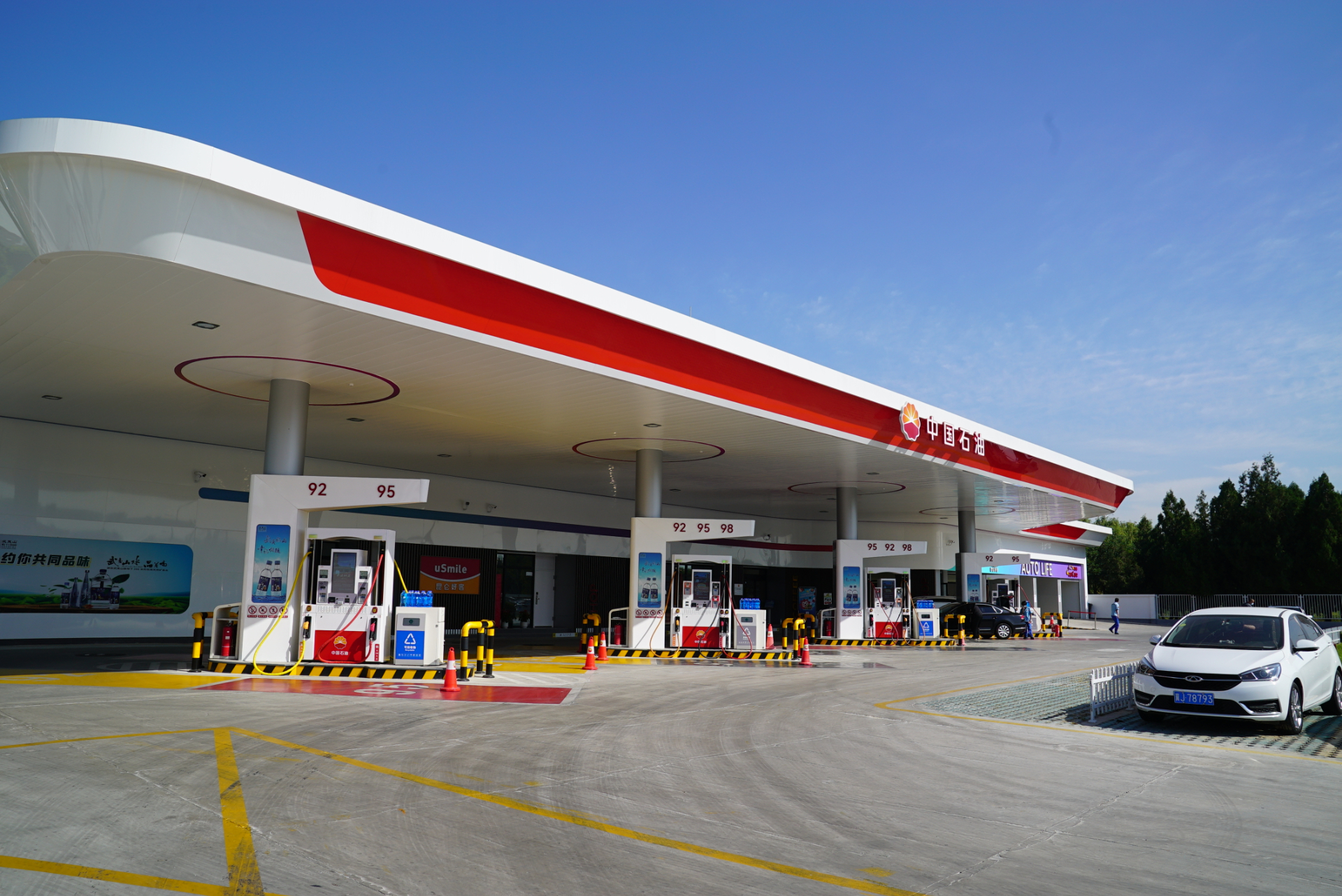 而碳中和加油站的出现不但为新能源汽车提供保障,也响应了"绿色低碳
