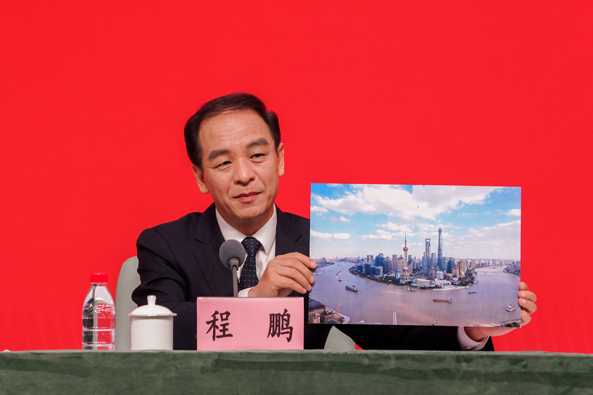 发布会上,上海市局局长程鹏展示图片,解密治气"良方"——中国环境网