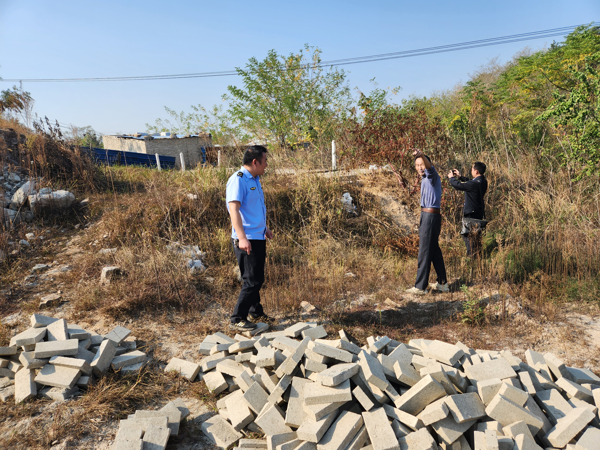 了整改要求,清理了外溢的粪污,完善了沉淀池,化尸池等污染防治设施