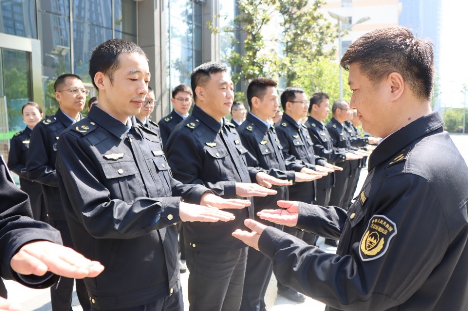 不僅檢查著裝是否正確,是否按照規定佩戴胸徽,肩章等標誌,而且還要