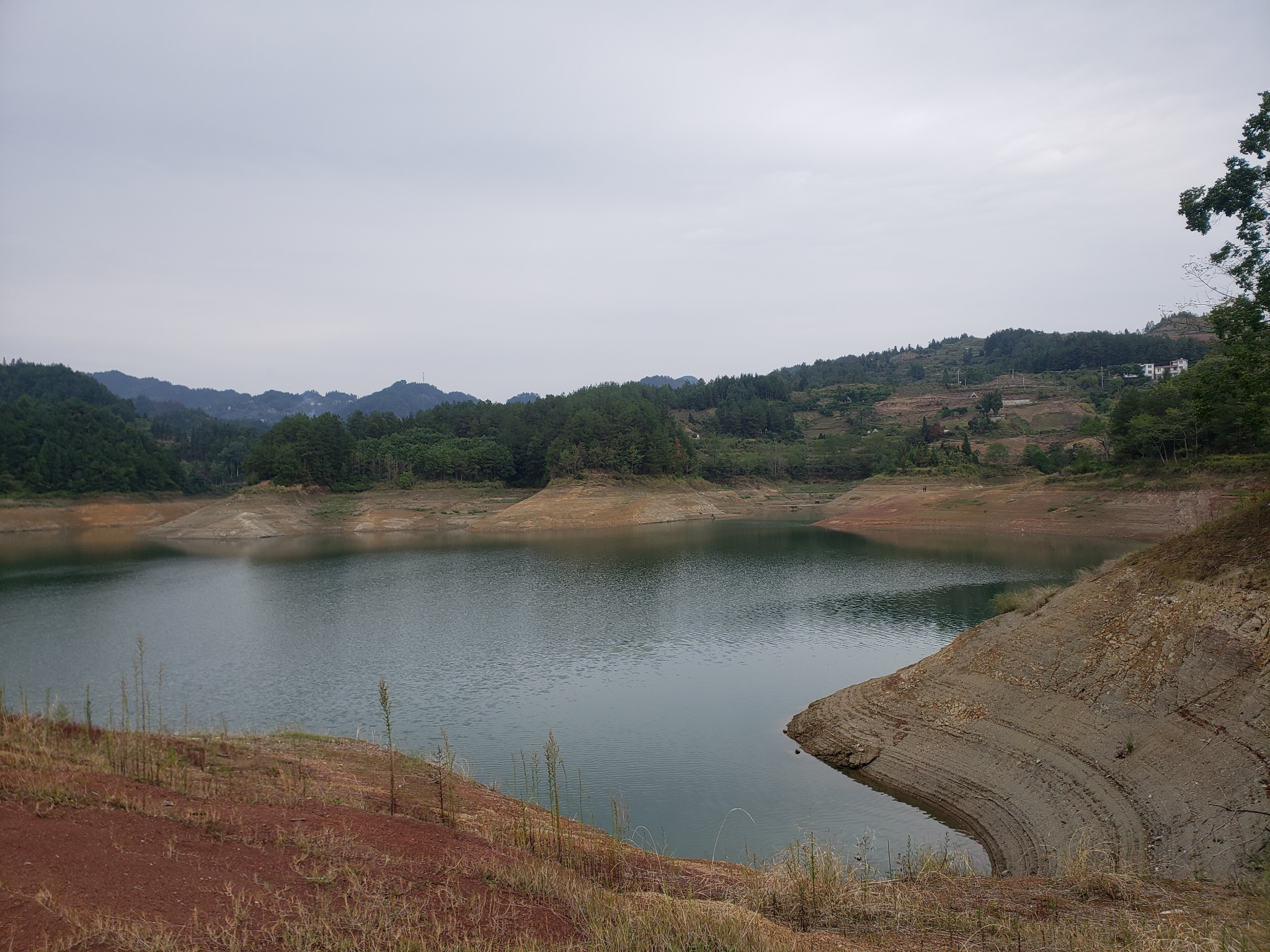 龙山县卧龙水库饮用水水源地工作组按照州生态环境保护委员会《湘西
