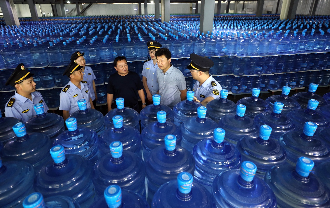 环境局执法人员检查西安好快活现代饮品有限责任公司的桶装水储存车间