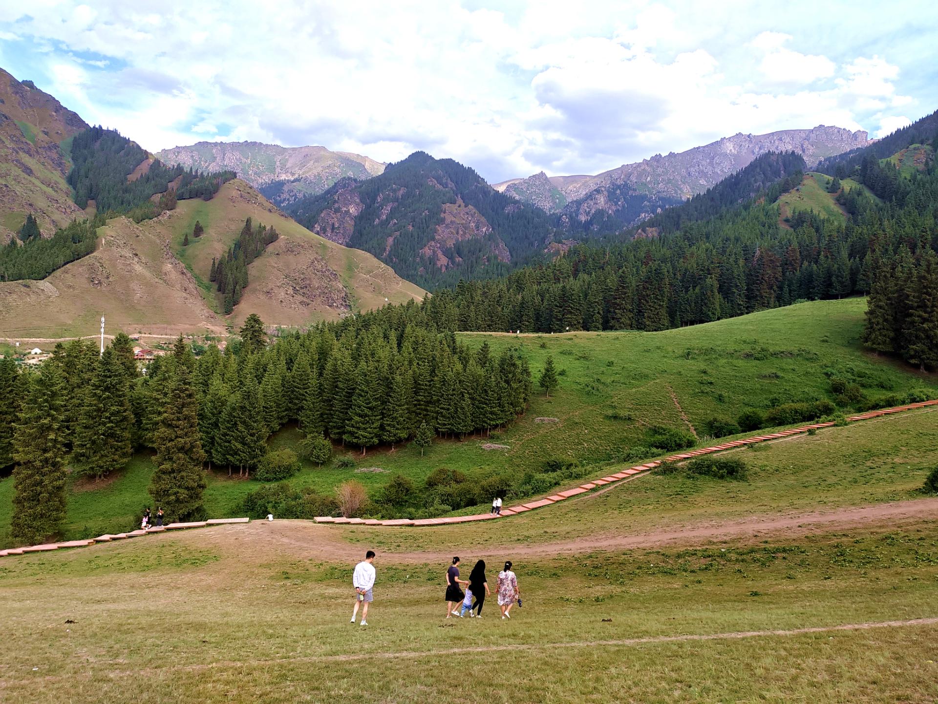 位于新疆维吾尔自治区乌鲁木齐市米东区铁厂沟镇的哈熊沟景区林草葱郁