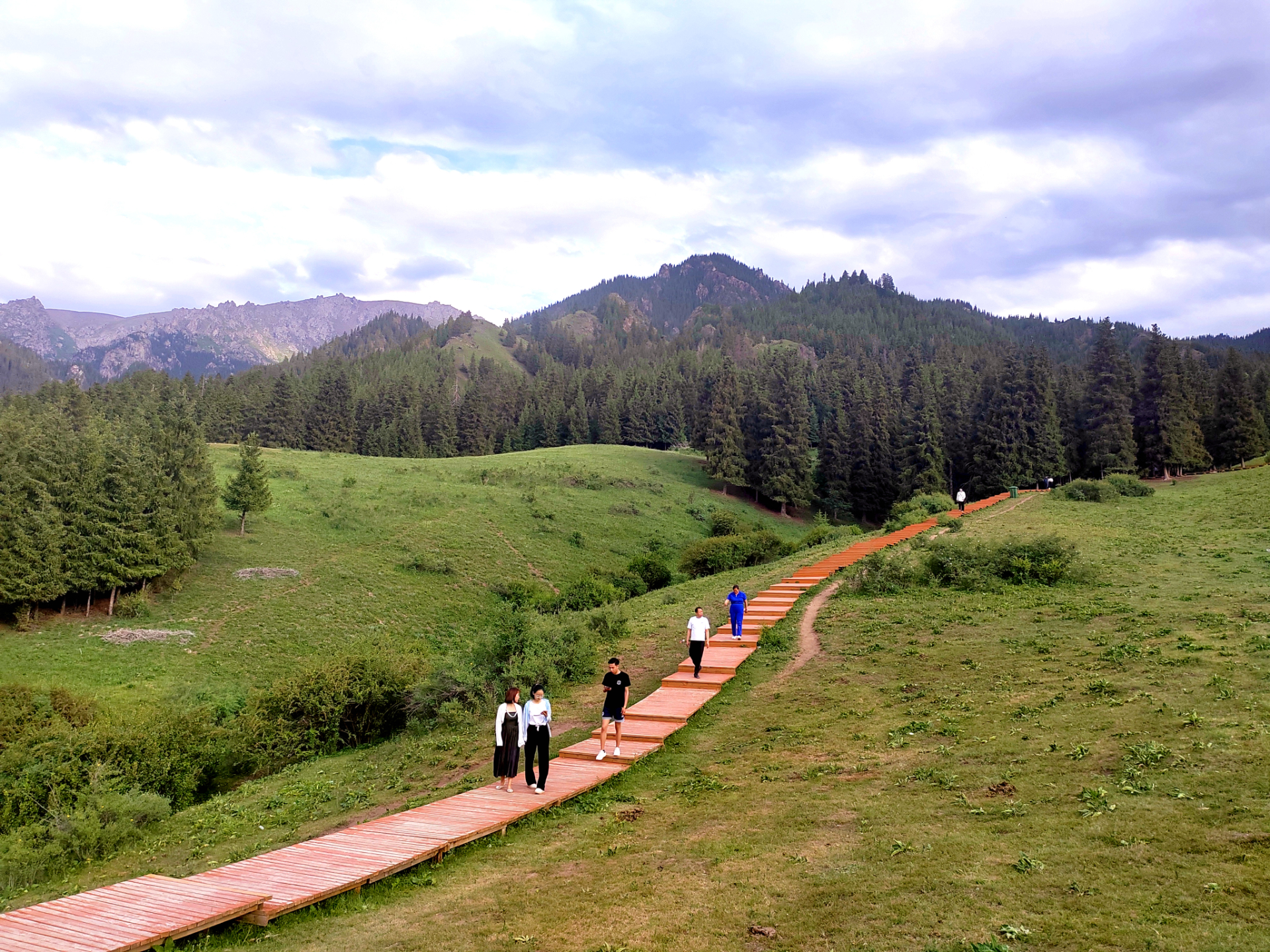 位于新疆维吾尔自治区乌鲁木齐市米东区铁厂沟镇的哈熊沟景区林草葱郁
