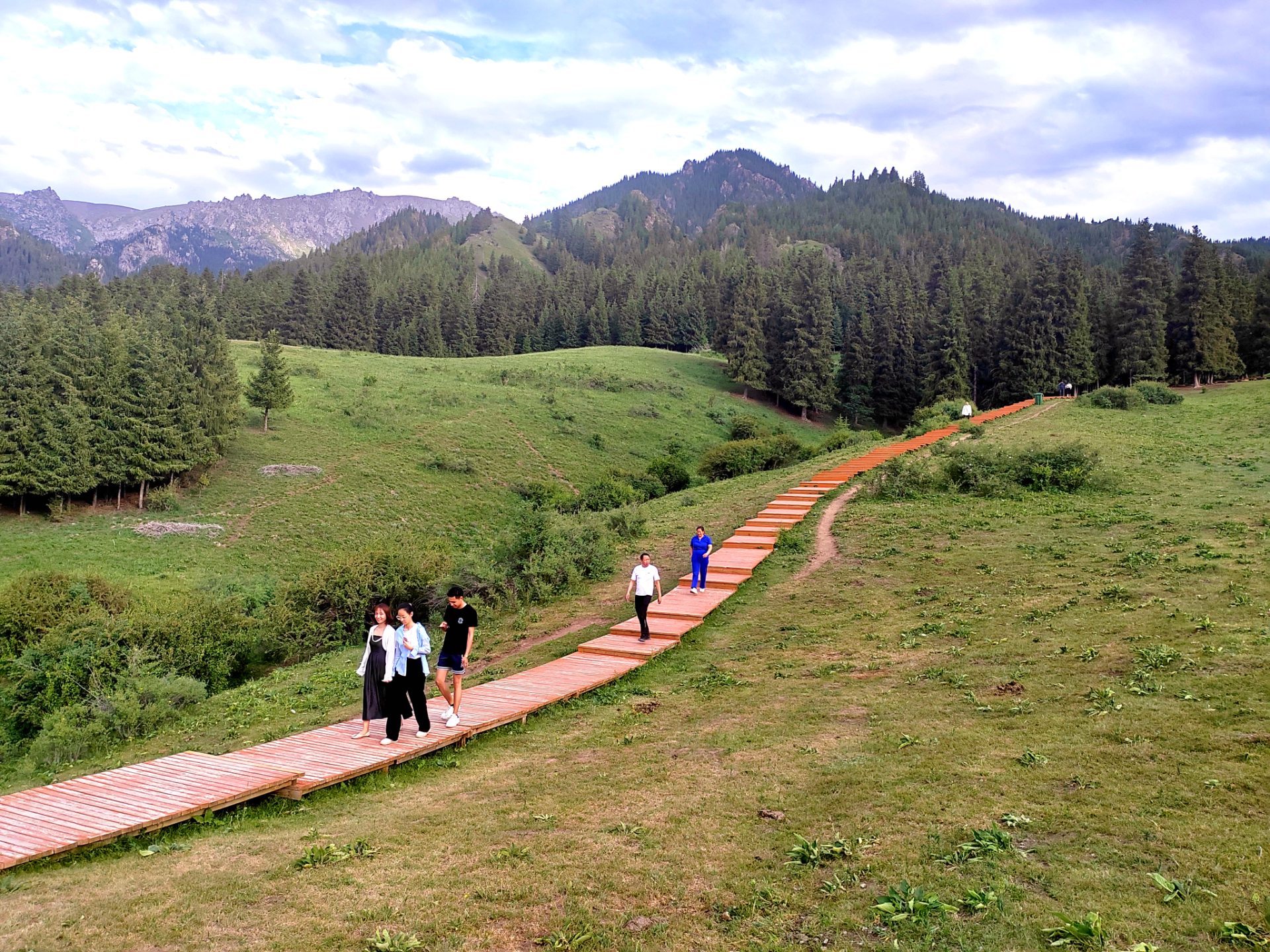 位于新疆维吾尔自治区乌鲁木齐市米东区铁厂沟镇的哈熊沟景区林草葱郁
