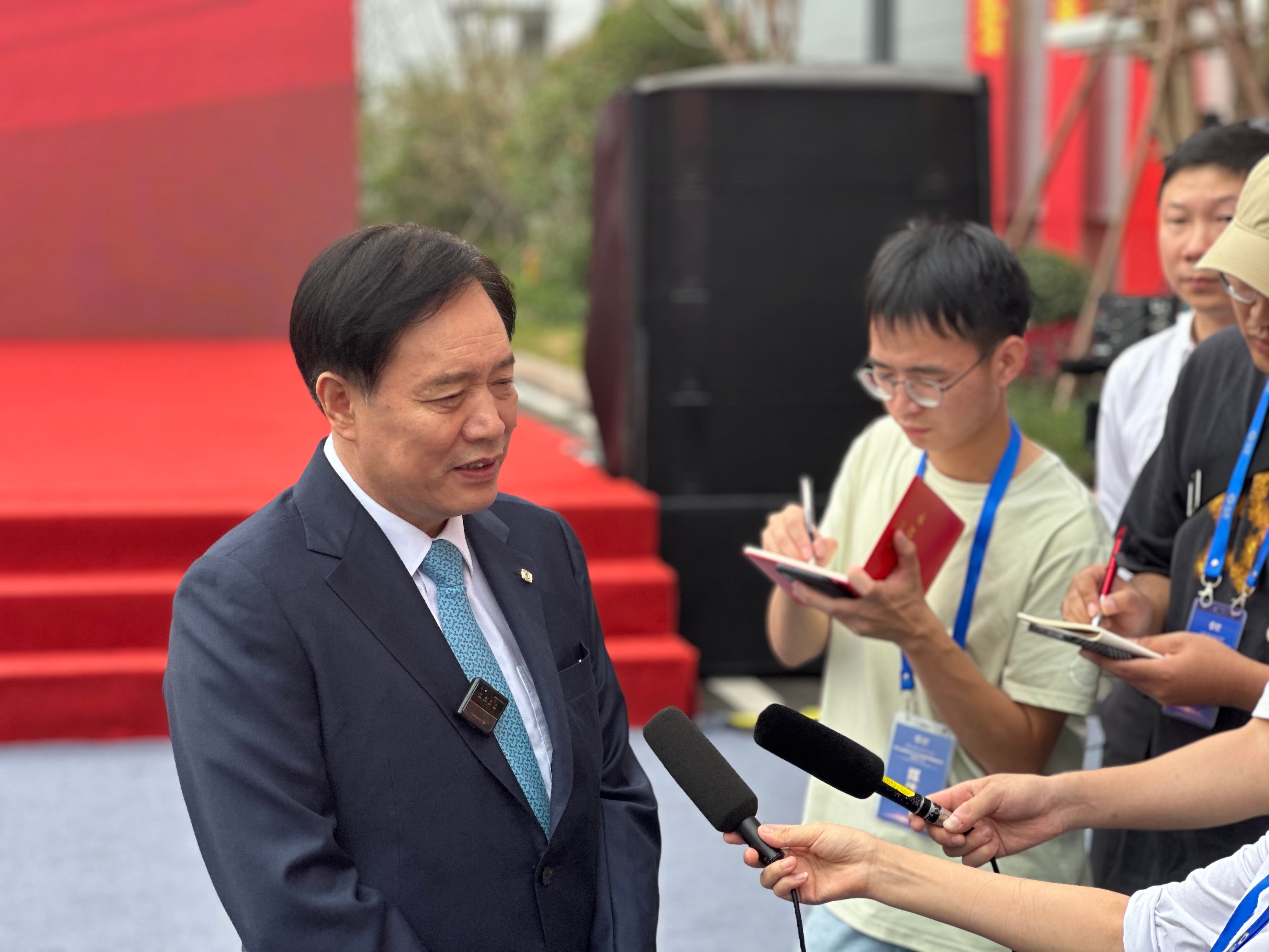 协鑫集团董事长朱共山接受媒体采访在项目现场,工作人员向记者介绍