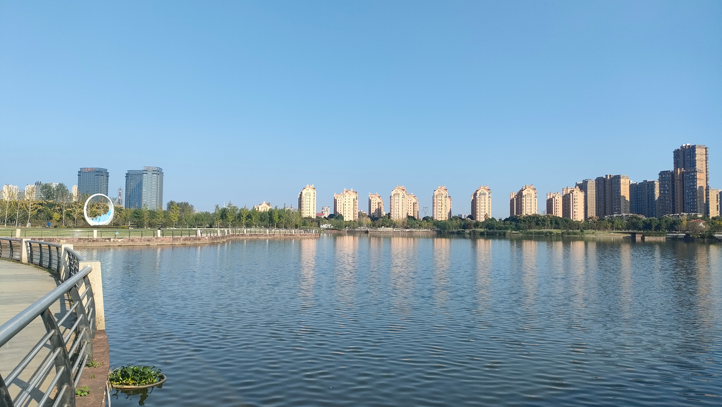 深秋时节,走进位于江西省南昌市青山湖区的寰宇万象湿地公园,记者看到