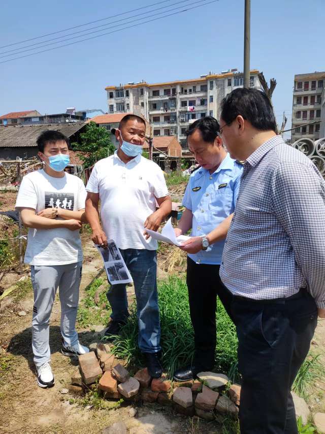 黄梅生态环境分局陈峰副局长带领相关执法人员与涉诉属地孔垄镇政府