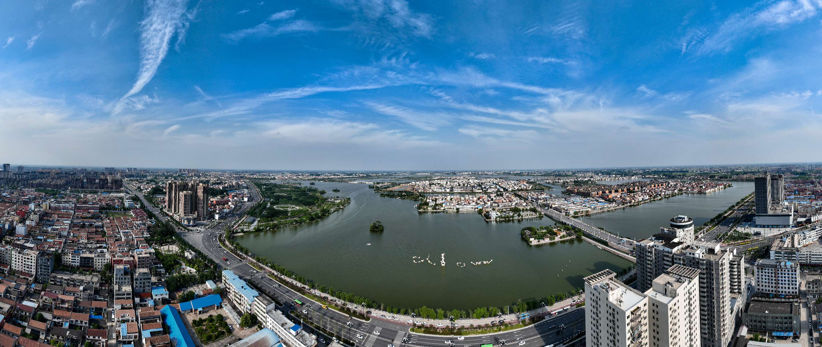 沿湖退房,恢复湿地,建设了多处森林公园,还湖于绿地