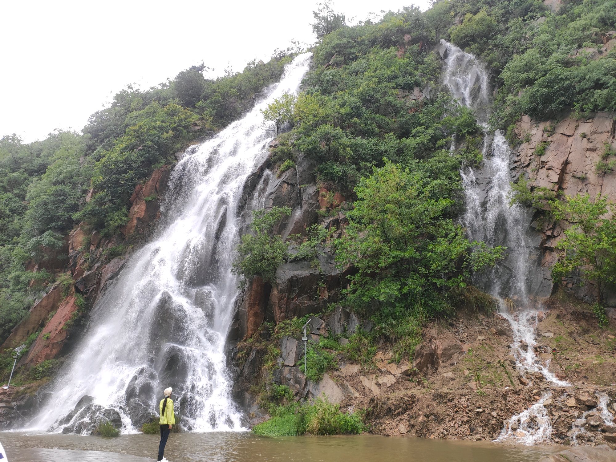 黄巢瀑布即景位于济南市南山区的黄巢水库下游山涧,年度雨量充沛时,会