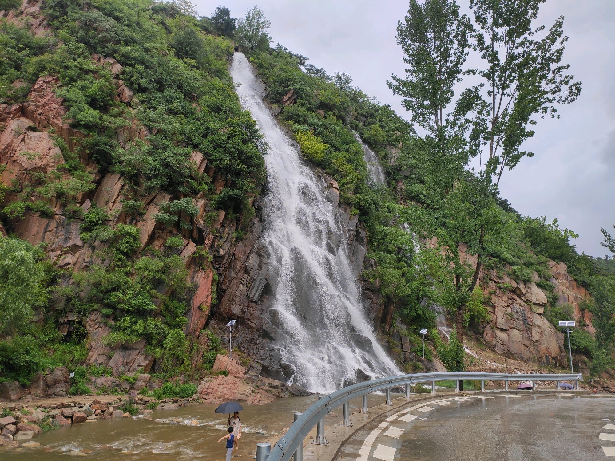 黄巢瀑布即景位于济南市南山区的黄巢水库下游山涧,年度雨量充沛时,会