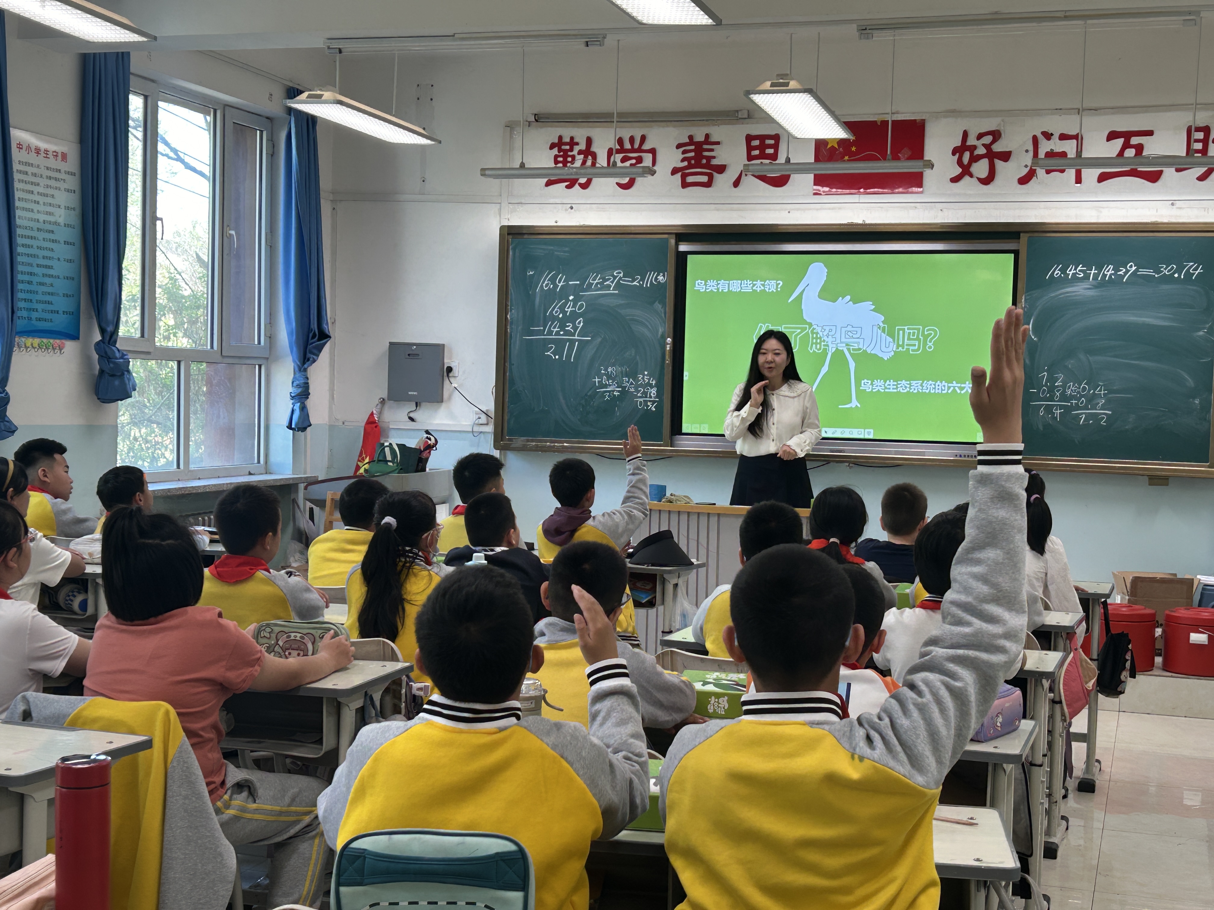 乌鲁木齐八一中学国际部"雪豹青年"社团成员向小学二年级学生讲解了不