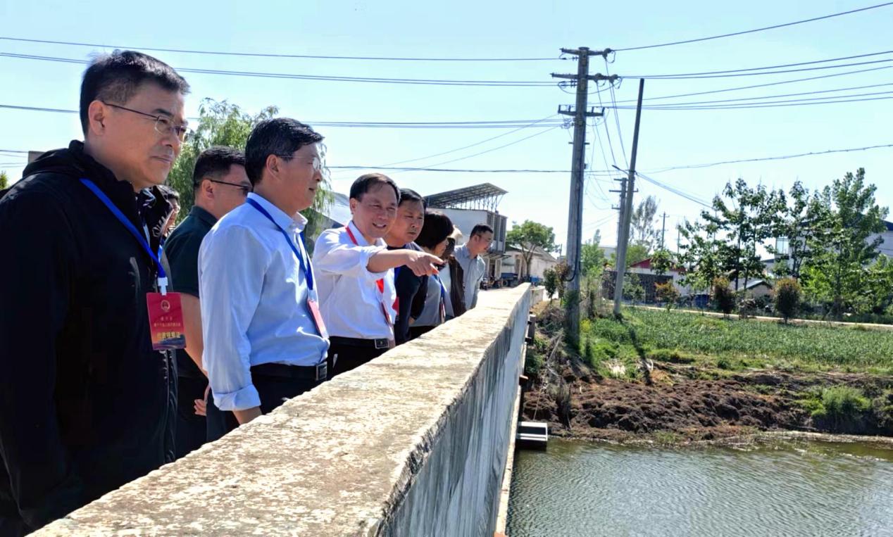 江苏省睢宁县人大常委会主任朱韶伟,县人大常委会副主任艾丹,睢宁县副