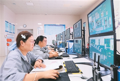 近年来，山东省东营市河口区深入推进数字化转型战略，支持企业打造“智慧工厂”，推进企业研发平台建设和产品技术创新提质增效。在河口区蓝色经济产业园一家工程塑料助剂企业的“智慧工厂”，技术人员通过中央控制室优化试验参数，实现生产工艺技术突破，产品远销海外。图为7月15日，技术人员在该公司中央控制室工作。  徐超男摄（人民视觉）