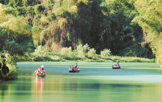 巴马秀美百鸟岩景区，旅客络绎不绝。.jpg