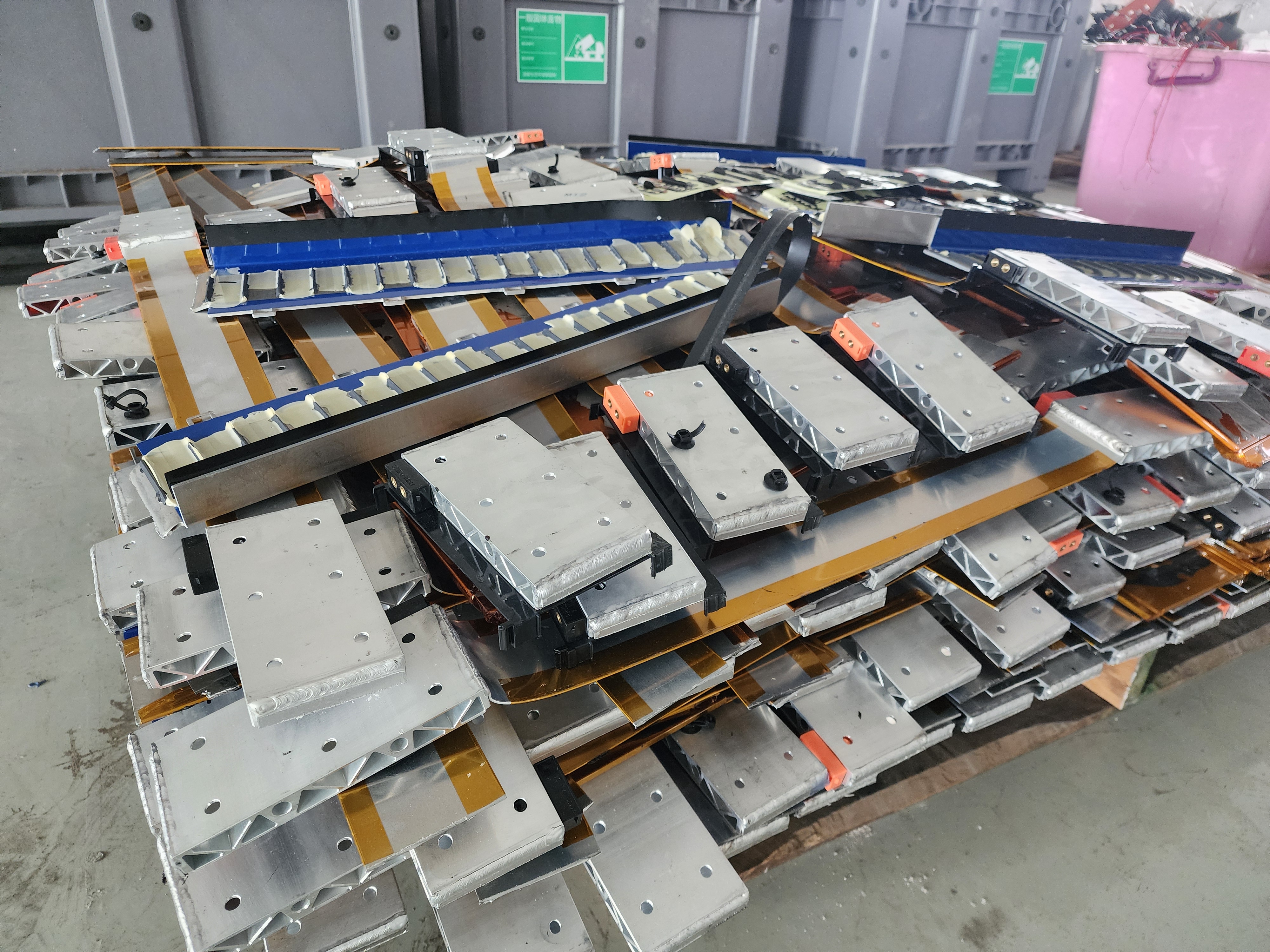 动力电池拆解出来的原料.jpg 动力电池拆解出来的原料.jpg