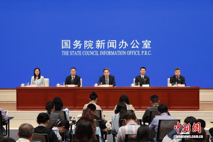 6月26日，中国国务院新闻办公室在北京举行“开局起步‘十五五’”系列主题新闻发布会，国家发展改革委党组成员、国家能源局局长王宏志（中），国家能源局新闻发言人、副局长万劲松（右二），国家能源局新闻发言人、发展规划司司长任育之（左二），国家能源局电力司司长杜忠明（右一）介绍“十五五”时期加快新型能源体系建设有关规划情况，并答记者问。 <a target='_blank'  data-cke-saved-href='/' href='/'>中新社</a>记者 杨郁然 摄