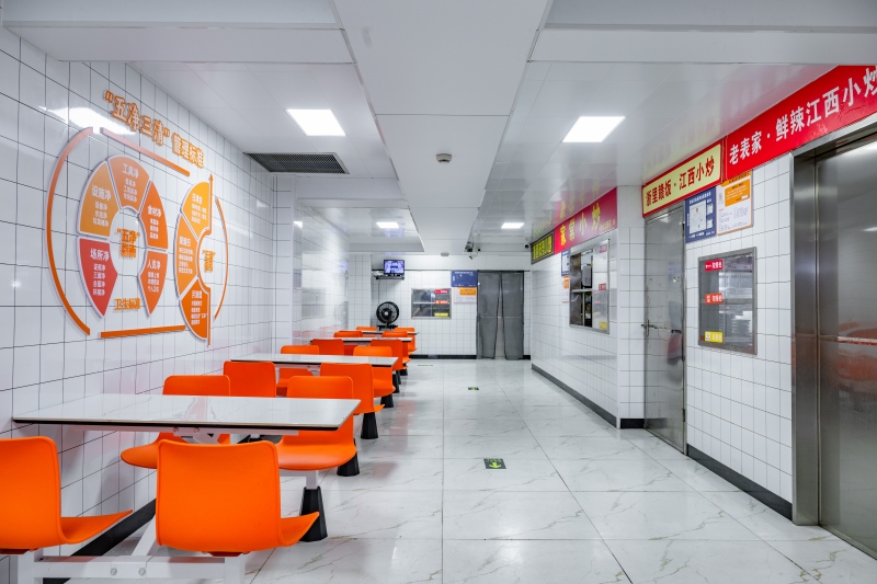 “不难食集”网络餐饮聚集区内，环境焕然一新。肖奕叁 摄。