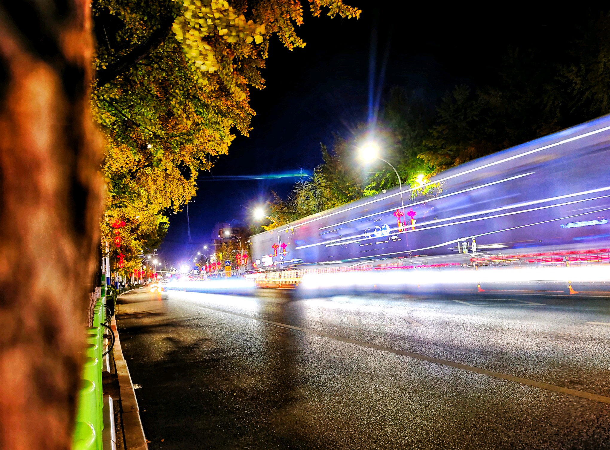 夜幕下 车辆川流不息出美景
