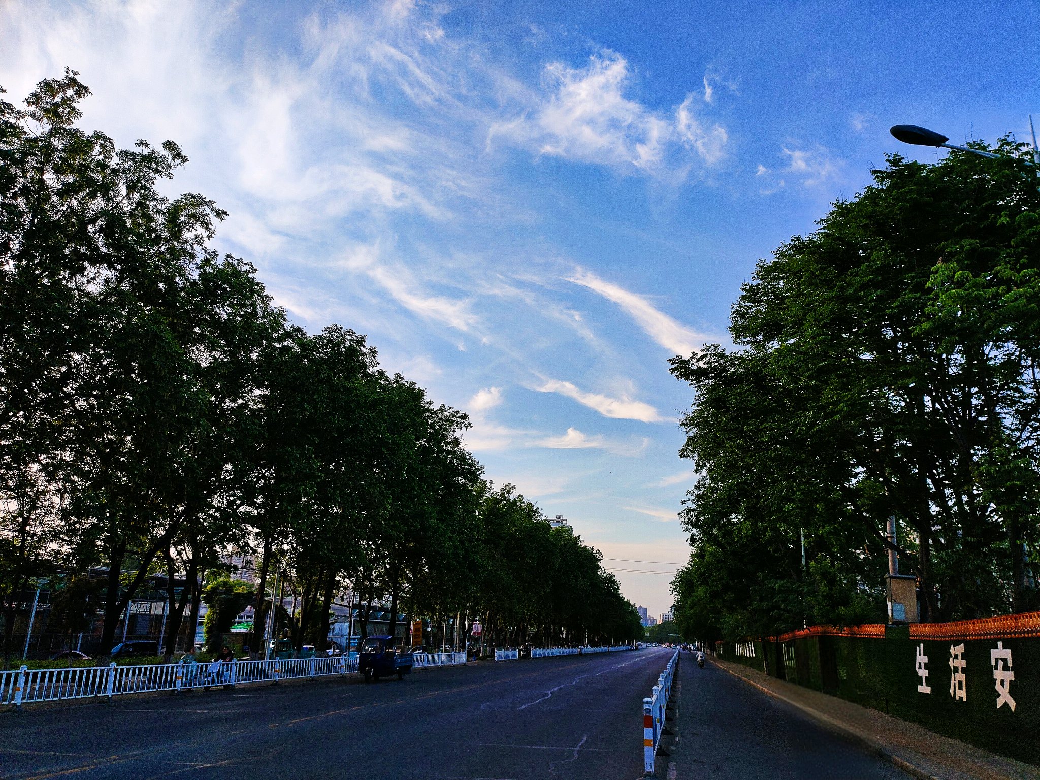 傍晚的蓝天白云